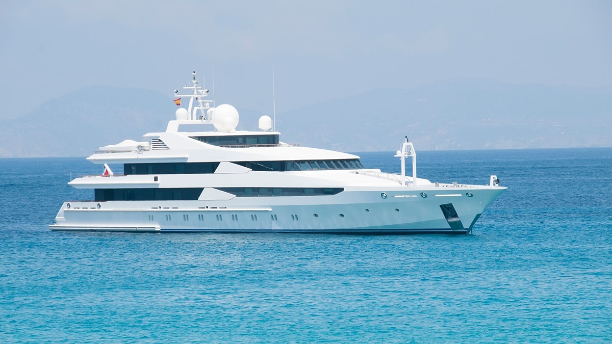 Why Charter a Luxury Yacht
